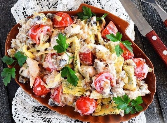 САЛАТ С КУРИЦЕЙ, ЯИЧНЫМИ БЛИНЧИКАМИ, ПОМИДОРАМИ И ГРИБАМИ.Ингредиенты: Куриное филе - 300 гр Грибы - ...