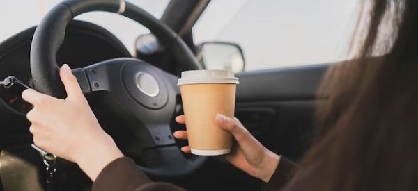 Водителей начнут наказывать за еду и напитки в руках. Скоро камеры будут внимательно следить за ...