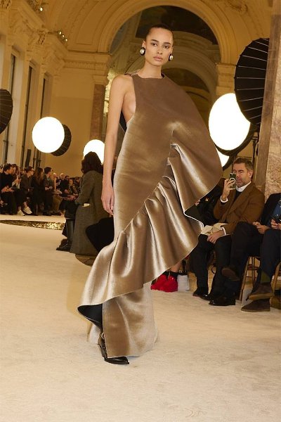 Вот и фото с кутюрного показа Schiaparelli! Дэниел Роузберри, как всегда, строго следует ДНК бренда ... - 5
