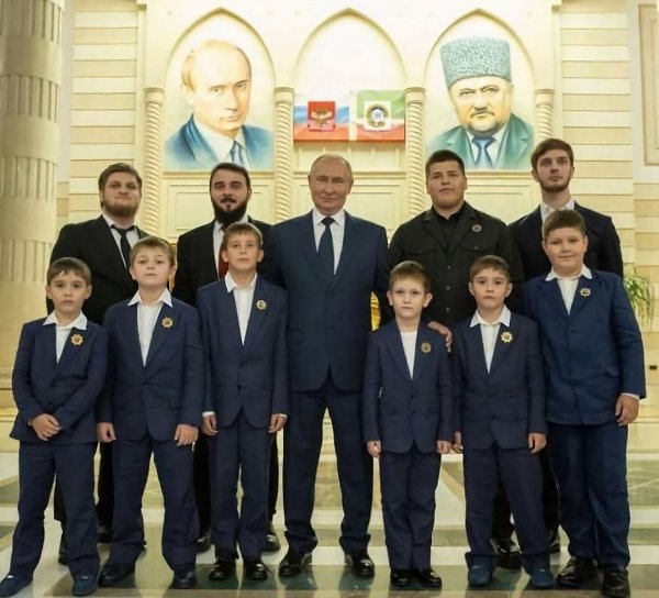 Сын Рамзана Кадырова, Адам, продемонстрировал стрельбу из двух золотых пулемётов. 16-летний юноша ... - 4