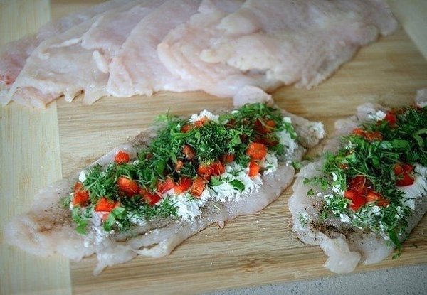 Куриные рулетики в беконе. Ингредиенты:Куриные грудки или очищенные филе — 2 шт.Творожного сыр ... - 4