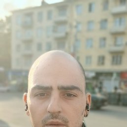 Nikoloz, 29, 