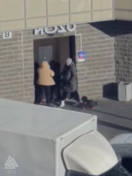 В Питере посетительнице пункта выдачи Ozon не понравилось, что работница ушла на перерыв. Поэтому ...