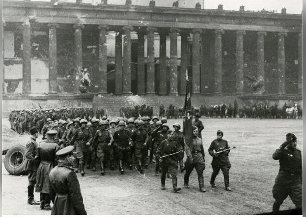 4 мая 1945 года в Берлине состоялся Первый парад Победы. Советские солдаты торжественным маршем ...