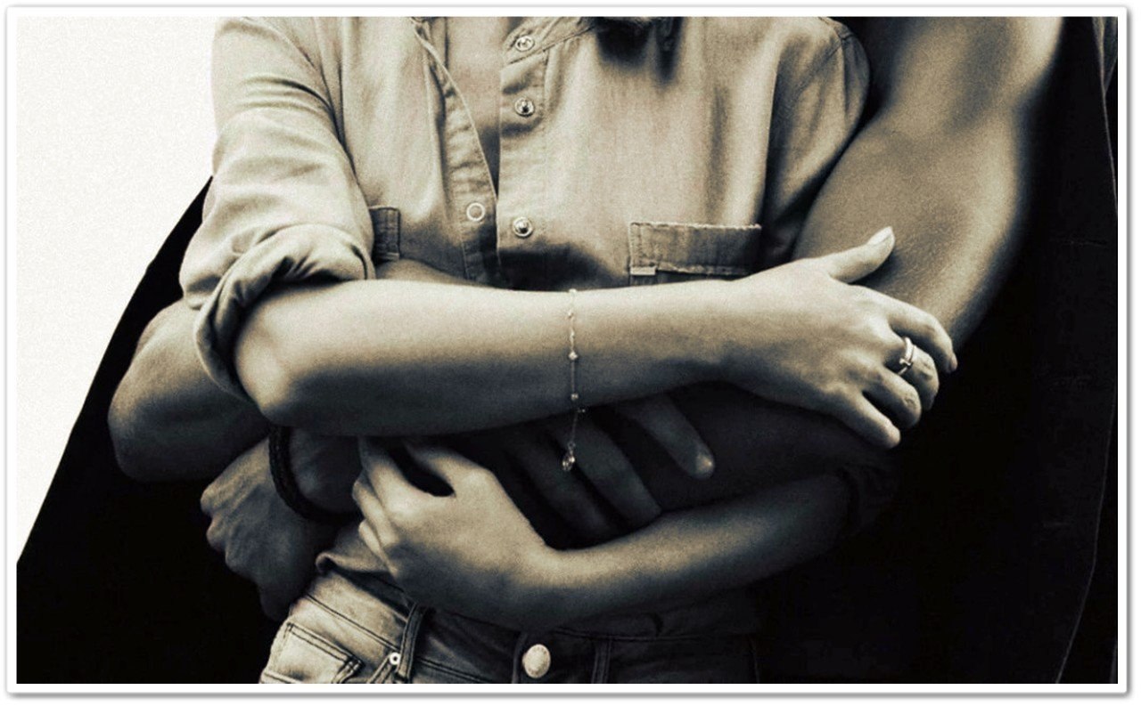 Девушка обнимает руку. Объятия влюбленных. Объятия руки. Мужские объятия.