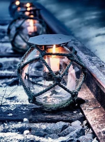 Зима. Как тихо, ветра нету. Стоят деревья все в снегу. Мороз окутал пол планеты, Рисуя снегом ... - 3