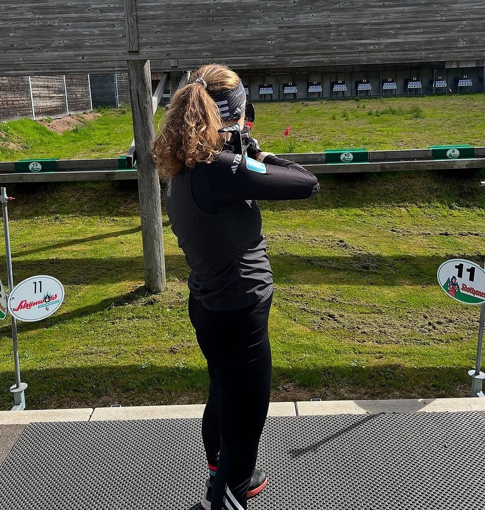 Янина Хеттих готовится к следующему сезону. Биатлонистка показала фотографии с тренировки. «Работа, ... - 2