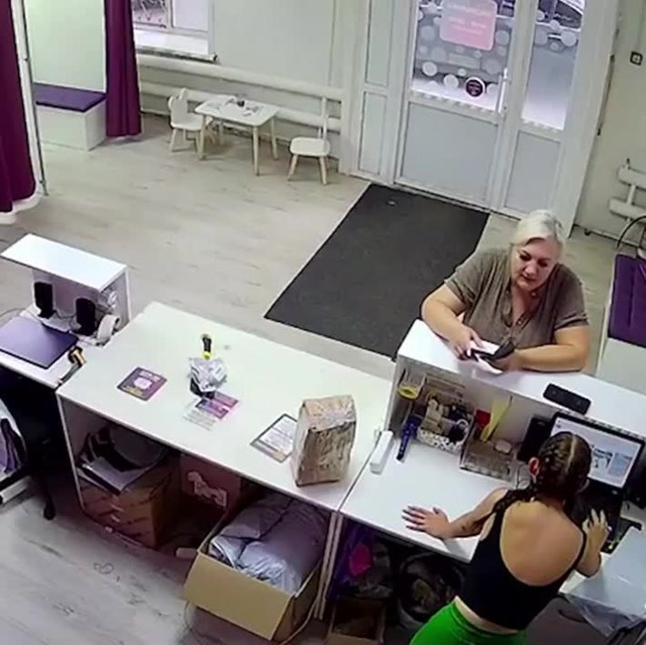 Сотрудница маркетплейса получила по голове коробкой гвоздей от недовольной клиентки. Сызрань. ... - 2