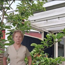 Valentina, 66, 
