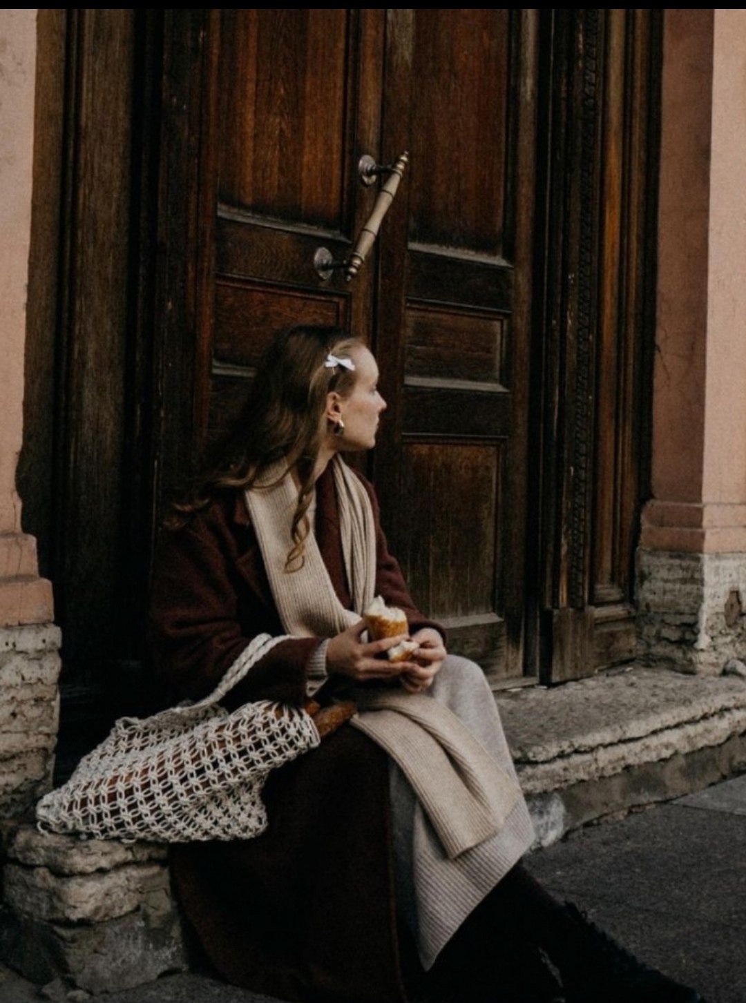 Впервые морщинки коснулись лица: Две тонкие нити окутали очи. Я в зеркале вижу начало конца, Как ...