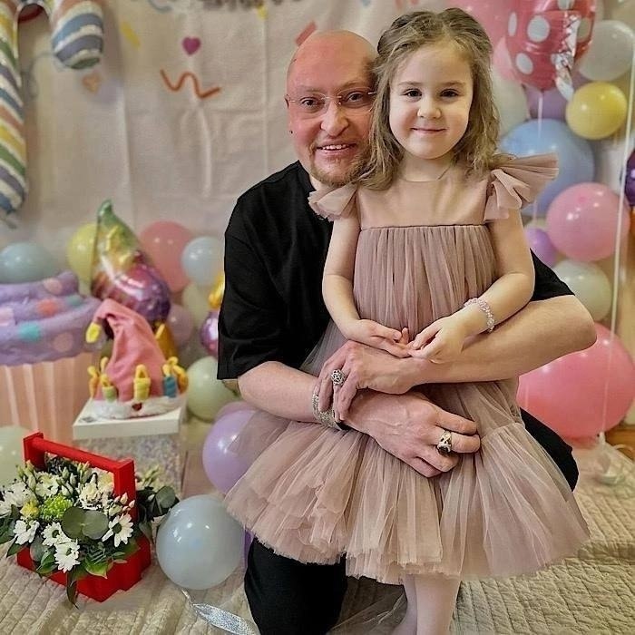 49-летний Шура признался, что уже не станет отцом.Певец Шура (Александр Медведев) ни разу не был ...