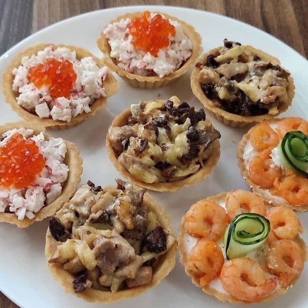 **1. Тарталетки с начинкой из крабовых палочек и яйца:**.- Ингредиенты:- Крабовые палочки - 100 г- ...