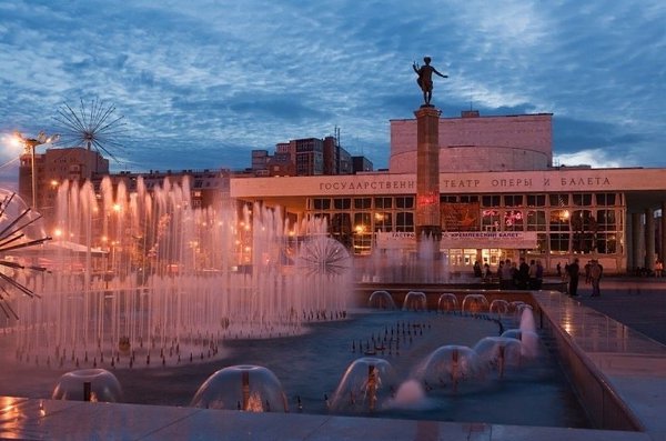 3 и 4 ноября в Красноярске запретят парковку и проезд возле Театральной площади. Всё из-за ...