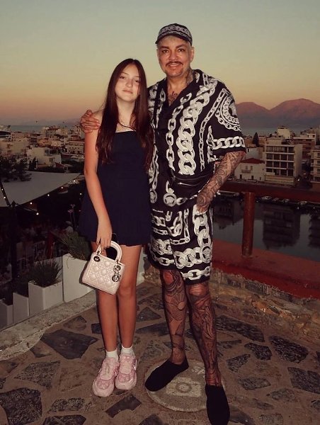 Филипп Киркоров показал 13-летнюю дочь Аллу-Викторию на отдыхе в Греции — и она просто впечатляет! ...