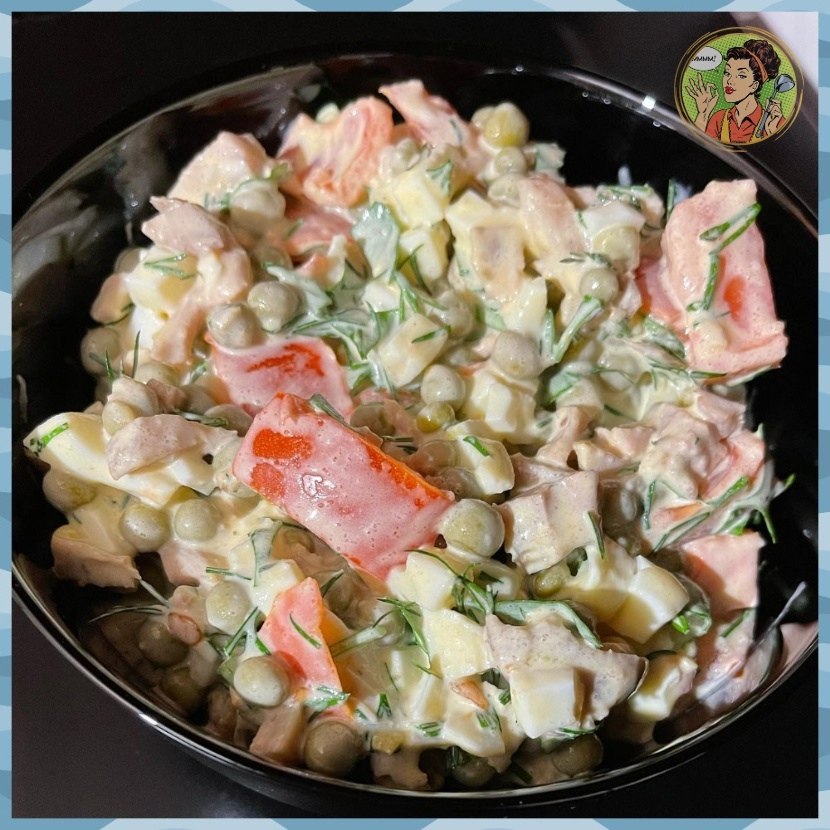 Салат из курицы с помидором и горошком.300 гр отварного куриного филе( можно любое мясо курицы( у ...