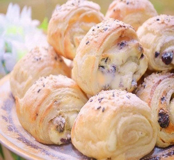 Слоёнки с творожной начинкой и изюмом.Ингредиенты:- Тесто слоеное бездрожжевое 400 гр- творог 400 ...