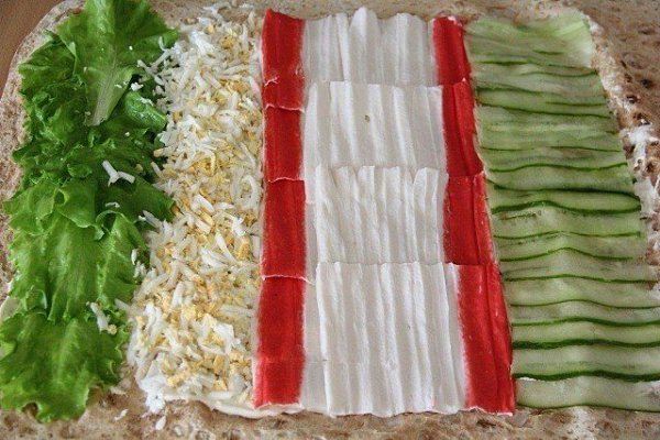 Рулет из лаваша с крабовыми палочками и огурцом. Ингредиенты: Лаваш армянский — 1 шт. Майонез — 2-3 ... - 2