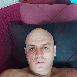 Daviti, 42, 
