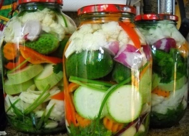 Маринад-ассорти.Вот такой маринад-ассорти очень вкусная и универсальная вещь!Зимой эти баночки ...