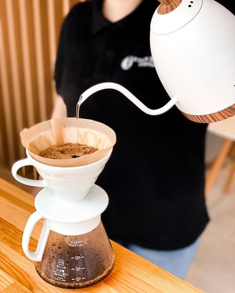 Пуровер — кофе как искусство. Пуровер (от англ. pour over — «лить сверху») — способ заваривания, где ...