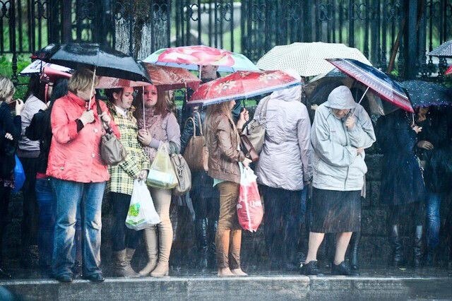 «ПАПА» ( из жизни ).Стоим на автобусной остановке. Дождь льёт, осень, пасмурно. А автобуса нет и ...