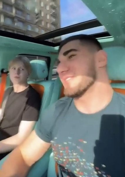 Асхаб Тамаев извинился перед 16-летним парнем, которому дал пощёчину. Блогер объяснил, что его ...