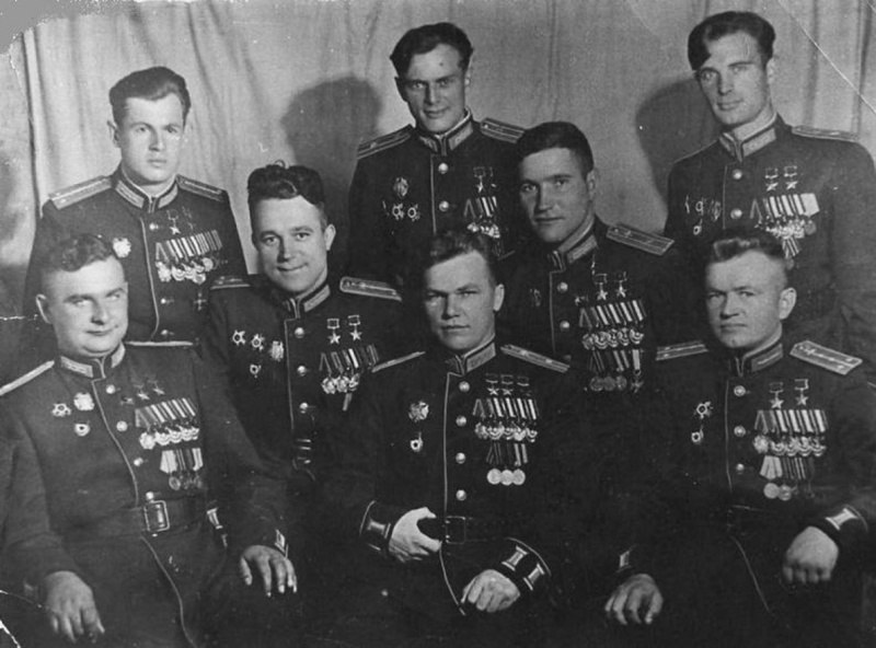 Сталинские Соколы. Групповой портрет летчиков-асов советской истребительной и штурмовой авиации. 1-й ...