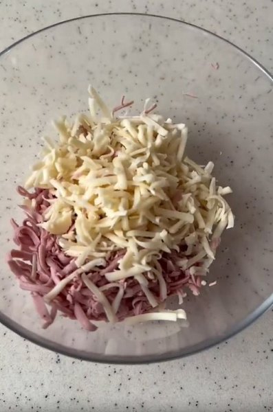 Когда хочется быстро и вкусно перекусить, я готовлю ЭТО.Понадобится: • варёная колбаса • сыр ... - 2