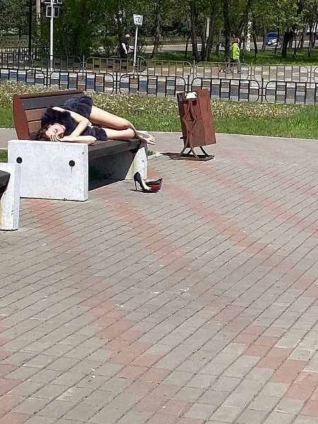 Прохожий изнасиловал полуголую пьяную девку, которая лежала на лавочке рядом с коктейлями. В ... - 2