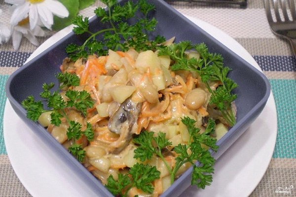 Салат с корейской морковкой и фасолью.Для салата отварите картофель, слейте с фасоли жидкость, ...
