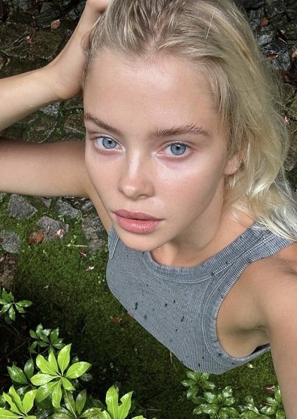 25-летняя Алла Брулетова — начинающая актриса, миниатюрная блондиночка с кукольным лицом, весом 42 ...
