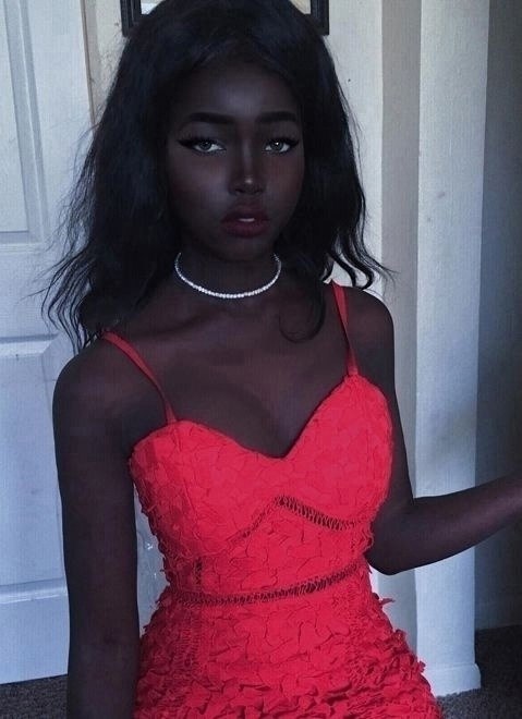 Лола Чуева — девушка, которая привлекает внимание своей необычной внешностью. Её кожа цвета угля, ... - 3