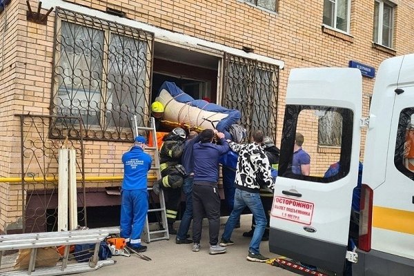 Умер 400-килограммовый мужчина, ради которого МЧС спилили оконную раму в квартире. 11 апреля в ... - 3