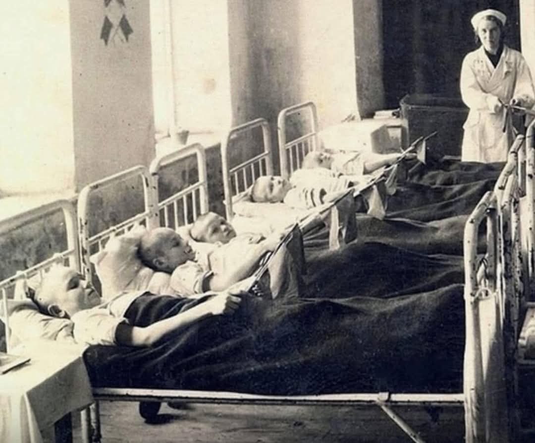 :) Торонто, 1922 год. В одной из больничных палат лежали дети, которым оставались считанные дни до ...