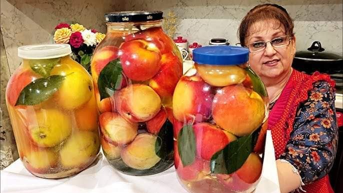 - Сёма, ты хотел яблоки? Вот они...Шо значит" не такие"? А какие? Ты ж хотел зелёные. Вот ...