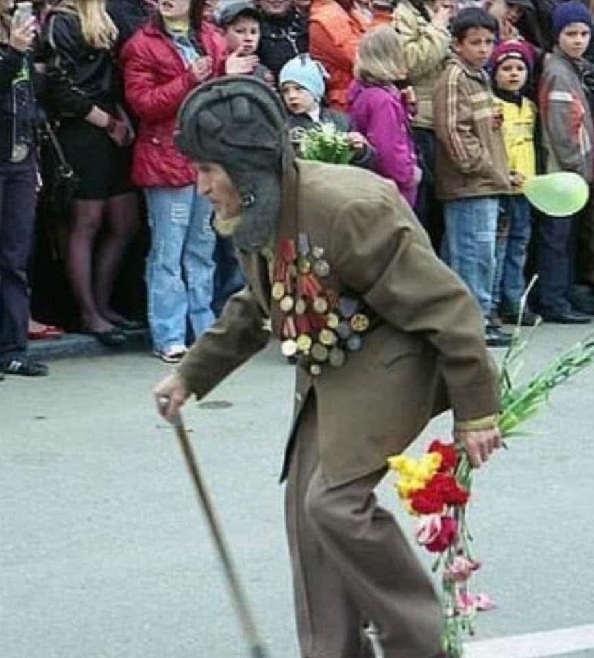 :) ПОБЕДИТЕЛЬ ИДЁТ! МЕДЛЕННО, НО УВЕРЕНО…Фото с Парада Победы. Ветеран с медалями, который не смотря ...