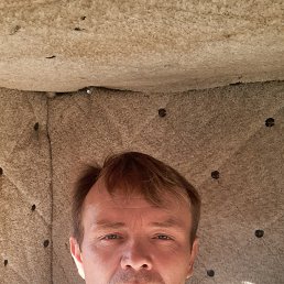 Aleksandr, 48, 