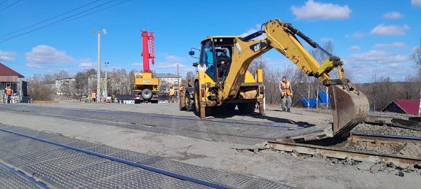 Сегодня начался демонтаж ж/д переезда (в частности, резинокорда и шлагбаума) в Нововятске. Работы ...
