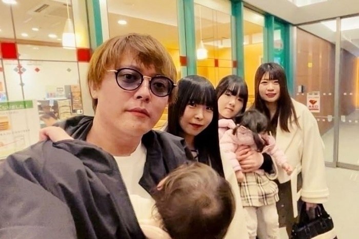 Японец с четырьмя жёнами, двумя девушками и нулём рабочих дней за 10 лет.36-летний Рюта Ватанабэ из ... - 3