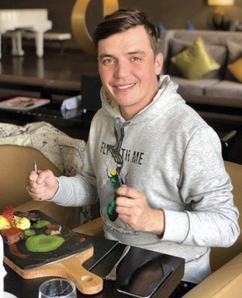 Пока Саша Артемова уходит от парня и возвращается, у Жени Кузина новая любовь: «Жизнь бурлит, жизнь ...