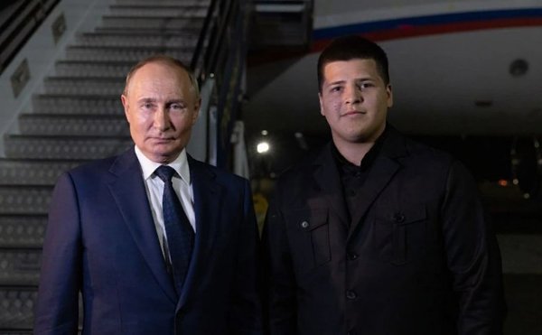 Сын Рамзана Кадырова, Адам, продемонстрировал стрельбу из двух золотых пулемётов. 16-летний юноша ... - 2