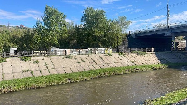 На набережной Качи в Красноярске строят баню с барбершопом. На стройку прямо у воды обратили ... - 2