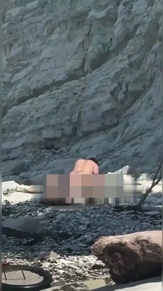 Пылкaя пapoчкa ycтpoилa ceкc-мapaфoн нa пляжe в Гeлeнджикe, coвepшeннo нe cтecняяcь cвидeтeлeй. Для ... - 2