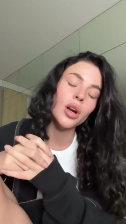 Адель раздула драму из-за того, что пьяный мужчина испортил ей вечер.По словам Адель, он подошёл к ...