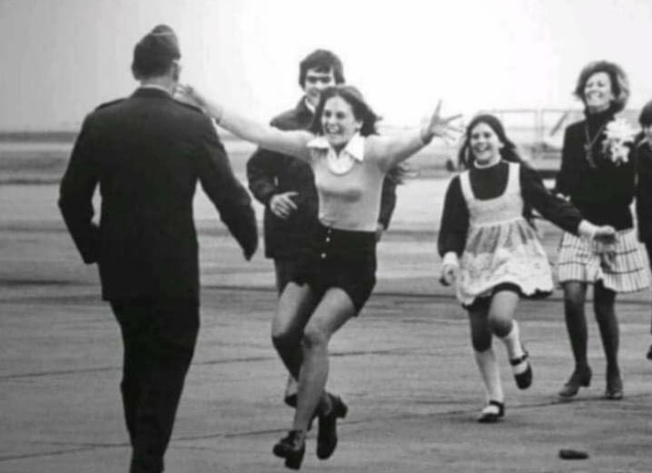 Семья встречает пилота из плена, но в его кармане – письмо от жены о разводе. Фотография, которую вы ...