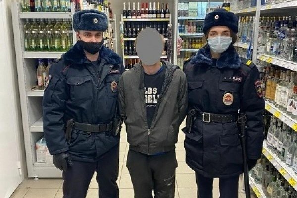Попалась на краже и отработала телом