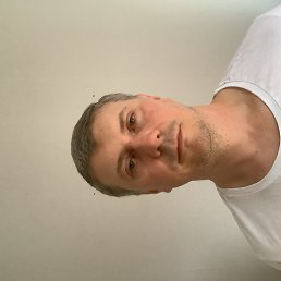 Aleksandr, 43, 