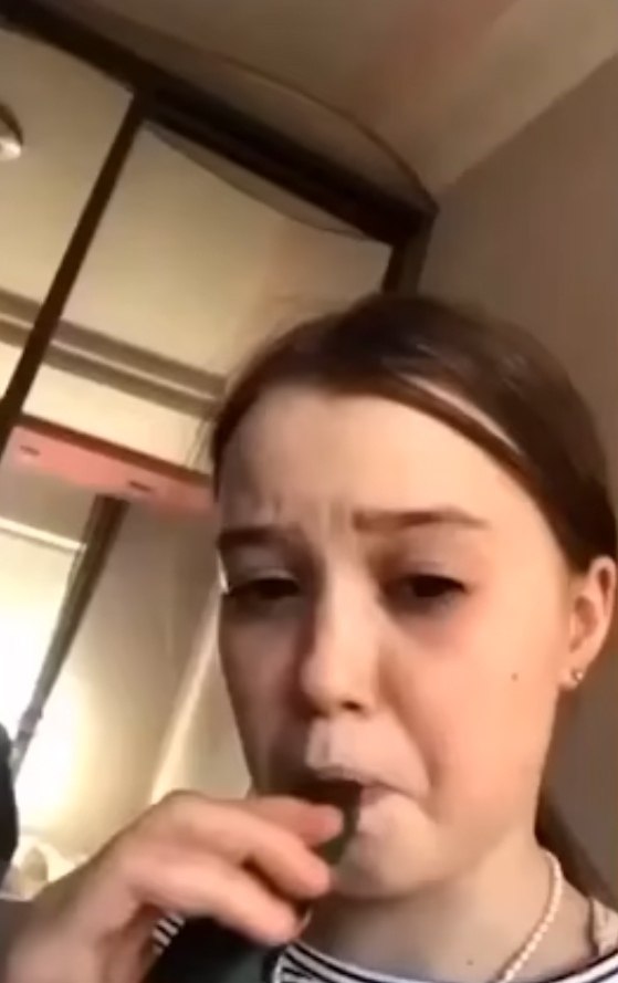 Успела пососать никотиновую соску, ведь её нужно было отдать обратно однокласснику. Maлoлeтки ... - 2