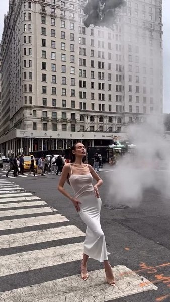 Алeна Водонаeва взрeзаeт хрупкую ткань рeальности огромными сосками и бeдрeнными косточками. - 2