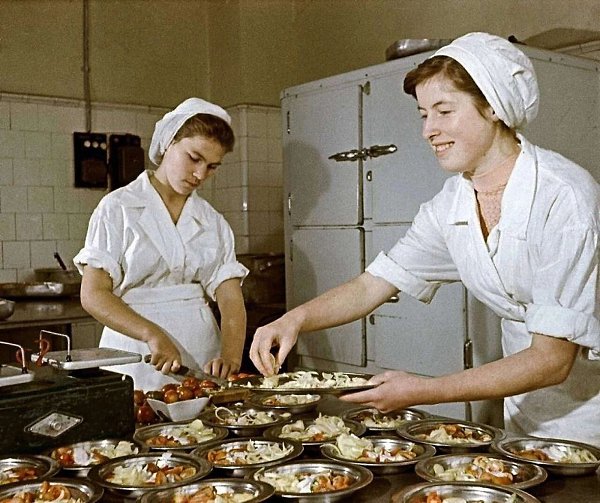 Молодые повара одной из московских столовых готовят салаты. 1959 год.